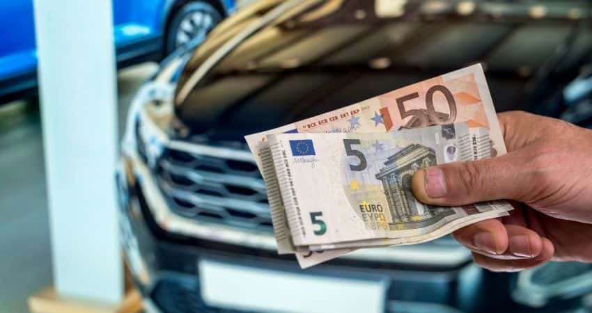 El Gobierno estudia otorgar ayudas de hasta 2.000 euros a la compra de coches